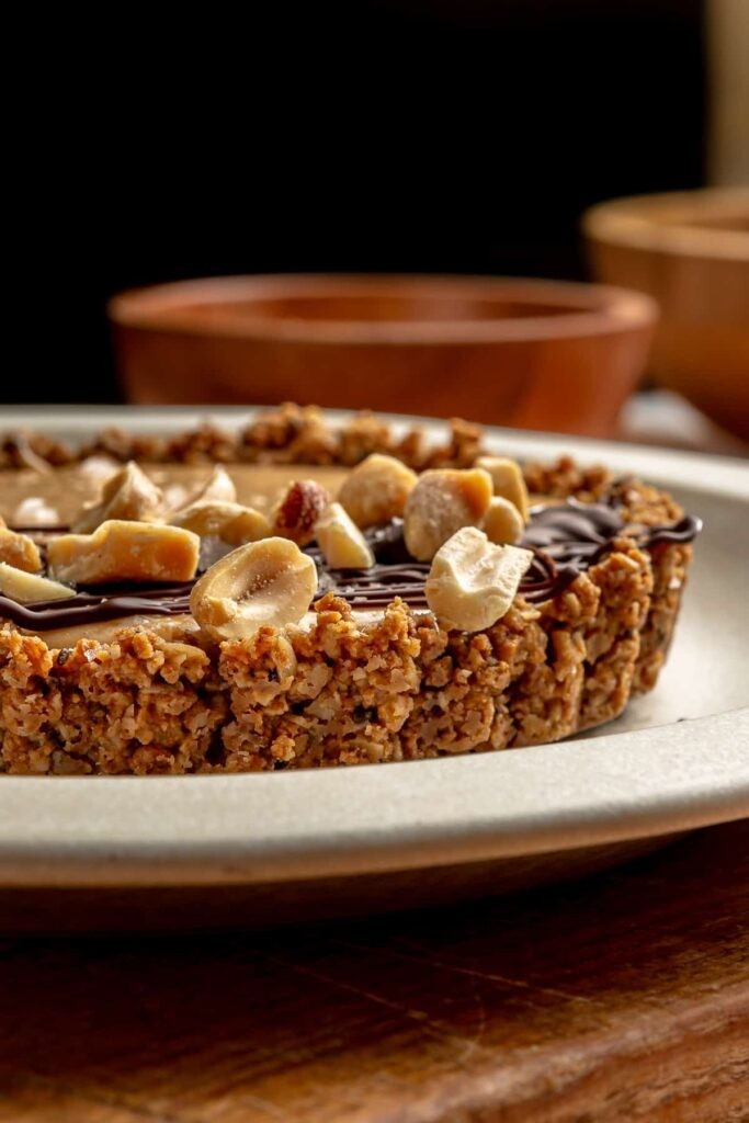 Kurabiye Granola Tabanlı Fıstık Ezmeli Tart Tarifi: Pişirmeden Lezzet Şöleni!